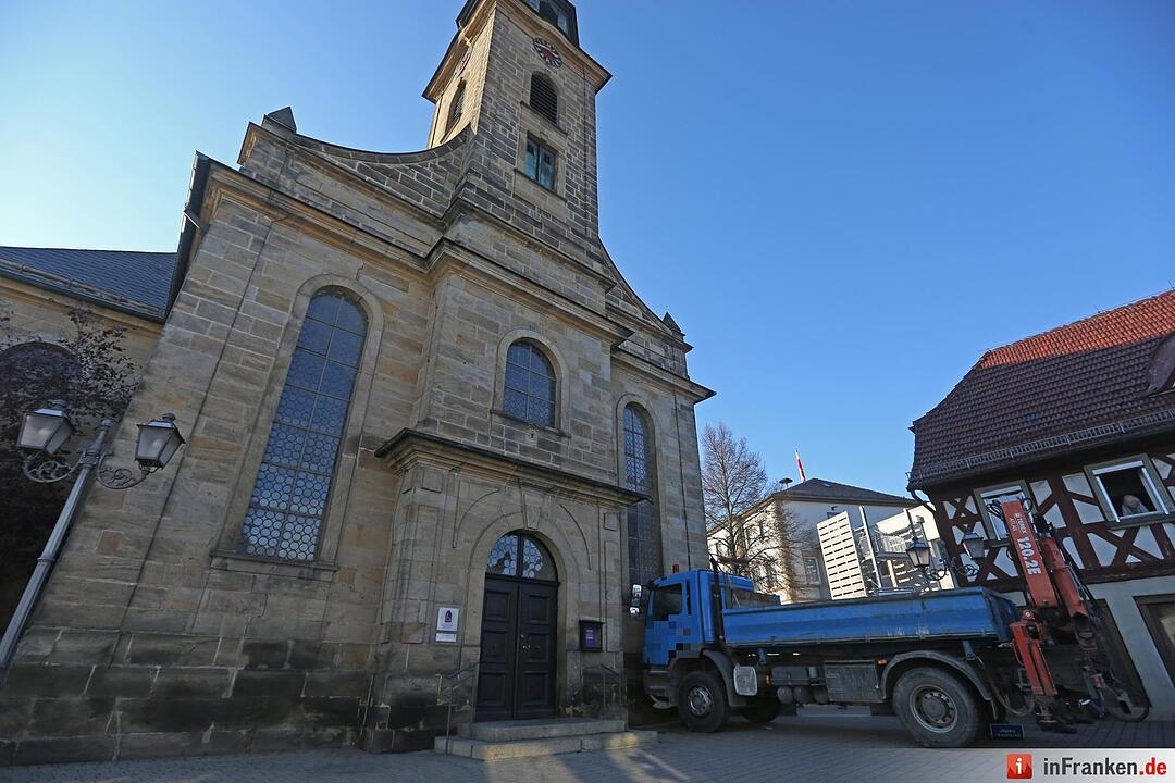 Unfall in Michelau: Lkw prallt gegen Kirchenmauer