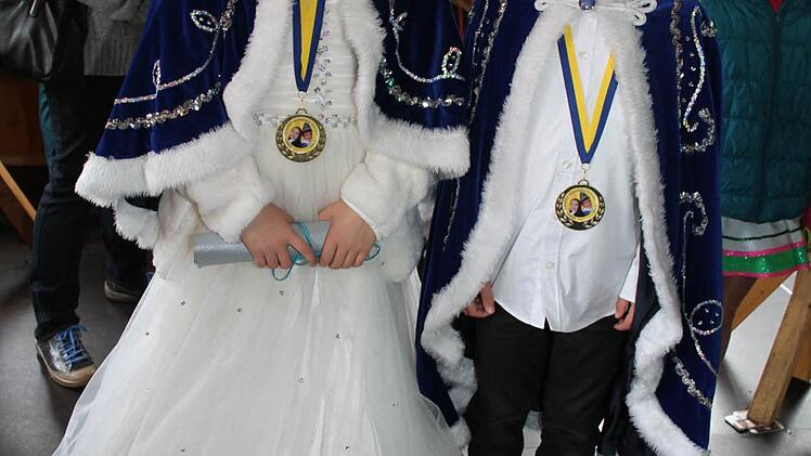 Stippvisite im Haus vom Nikolaus: Das Prinzenpaar nutzte die Gelegenheit, um sich im warmen Nikolaushaus aufzuwärmen.