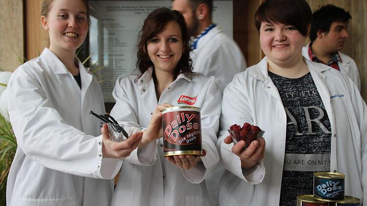 Regina Mederer, Julia Roith, Emely Lein mit der t&auml;glichen Dosis aus der Dose: Zum Fr&uuml;hst&uuml;ck gibt es Himbeer-Smoothie. Foto: Anna-Lena Deuerling