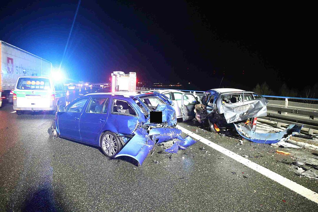 Tödlicher Unfall auf A9: Autos krachen  in Unfallstelle – Mann von Brücke geschleudert