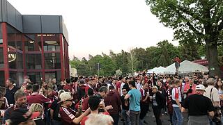 1. FCN steigt auf: Fans feiern in N&uuml;rnberg