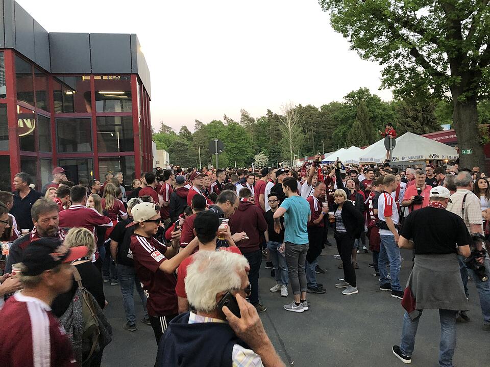 1. FCN steigt auf: Fans feiern in Nürnberg