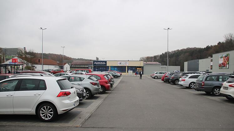 Bäume wachsen nur im Hintergrund; auf dem Kaufland-Parkplatz sind derzeit nur zwei frisch gepflanzte Bäumchen zu entdecken.Matthias Einwag