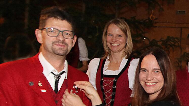 Dieter Britz Richard Kleinhenz (links) bekam von Auch Birgit Döhler (rechts), der Bad  Kissinger Kreisvorsitzenden des nordbayerischen Musikbundes eine Ehrennadel  für über 40-jähriges Musizieren. In der Mitte die Vereinsvorsitzende  Bettina Bonengel. Foto: Dieter Britz