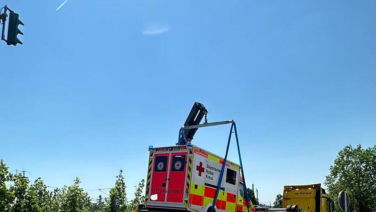 Unfall an A73 bei Erlangen: Rettungswagen verungl&uuml;ckt - Autos sto&szlig;en frontal zusammen