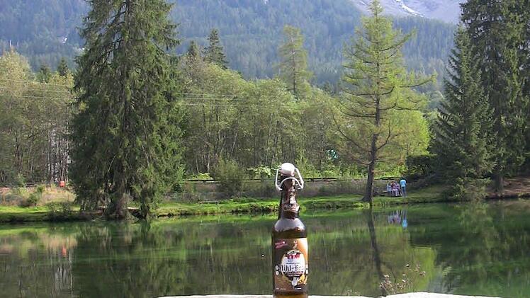 Besser gehts nicht: Nikl-Bier in der Bügelflasche vor Alpenpanorama. Fotos: Edwin Pachali