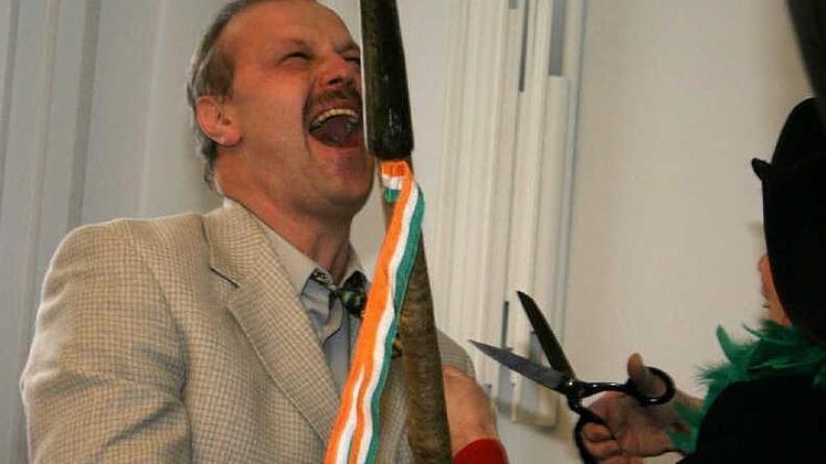 Da half auch im Jahr 2006 kein Wehren: Bürgermeister Brehm und der Kampf um die Krawatte... Archivfoto: R. Görtler