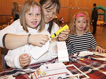 Ruckzuck einen Rettungswagen gebastelt - das konnten die kleinen Besucher beim BRK-Familiennachmittag am Sonntag. Foto: Wolfgang Desombre (3)/Katja Nauer (8)