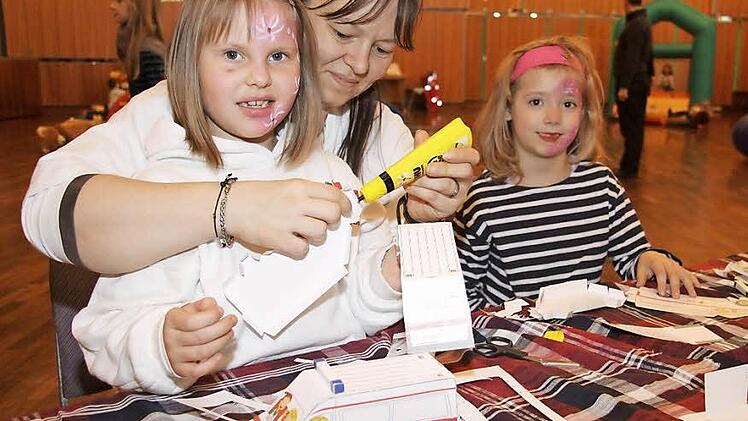 Ruckzuck einen Rettungswagen gebastelt - das konnten die kleinen Besucher beim BRK-Familiennachmittag am Sonntag. Foto: Wolfgang Desombre (3)/Katja Nauer (8)