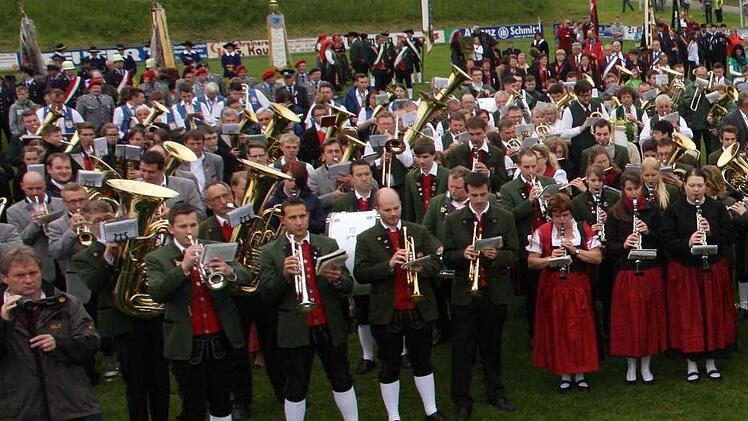 Mit einem Gemeinschaftskonzert feiern die Musiker in Weingarts. Fotos: Galster