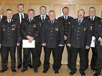 Das Engagement langjähriger Feuerwehr-Aktiver ist im Rahmen der Jahresabschluss-Sitzung des Seßlacher Stadtrates geehrt worden. Foto: Bettina Knauth