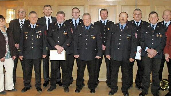 Das Engagement langjähriger Feuerwehr-Aktiver ist im Rahmen der Jahresabschluss-Sitzung des Seßlacher Stadtrates geehrt worden. Foto: Bettina Knauth