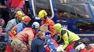 Der aus der Höhle geborgene Verletzte wird von Helfern auf einer Trage in den Hubschrauber verladen. Fotos: p