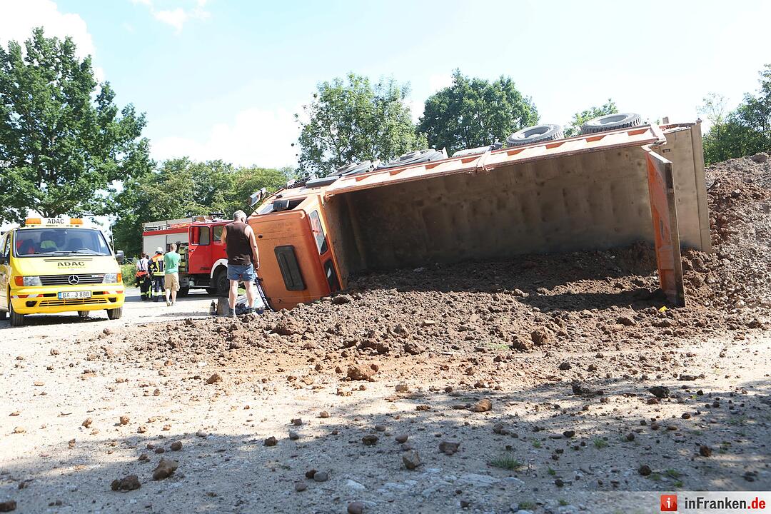 Lkw stuerzt bei Abladevorgang auf die Seite