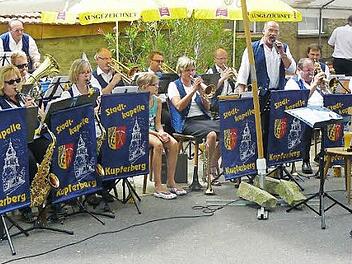 Mit schmissigen Weisen und bekannten Melodien spielte die Stadtkapelle Kupferberg um Dirigent Valerij Efremov auf dem gutbesuchten Mühlenfest der Willanzheimer Musikanten auf. Foto: Klaus-Peter Wulf