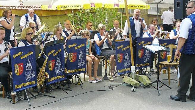Mit schmissigen Weisen und bekannten Melodien spielte die Stadtkapelle Kupferberg um Dirigent Valerij Efremov auf dem gutbesuchten Mühlenfest der Willanzheimer Musikanten auf. Foto: Klaus-Peter Wulf