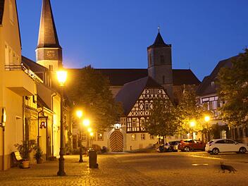 Die historischen Lampen werfen am Abend ein warmes Licht auf den Anger. Aber sie verbrauchen auch mehr Strom als LED-Licht. Foto: Heike Beudert