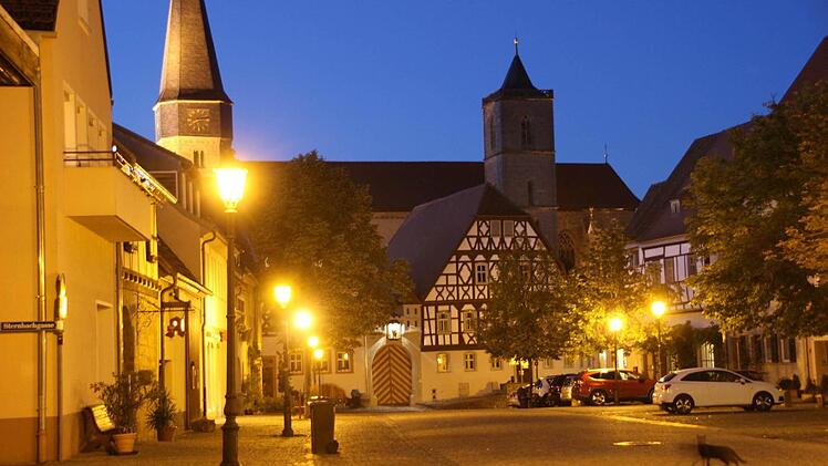 Die historischen Lampen werfen am Abend ein warmes Licht auf den Anger. Aber sie verbrauchen auch mehr Strom als LED-Licht. Foto: Heike Beudert