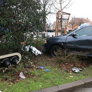 Auto fährt in Forchheim in Menschengruppe