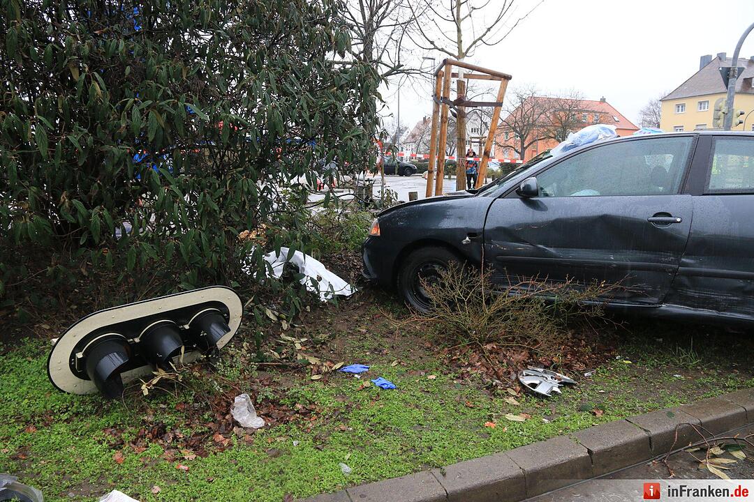 Auto fährt in Forchheim in Menschengruppe