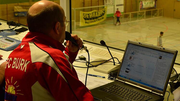 Holger Lehnard, Vorsitzender des 1. FC Burk, übernahm die Moderation des nach ihm benannten Hallenturniers für Freizeitmannschaften. Foto: Norbert Fischer