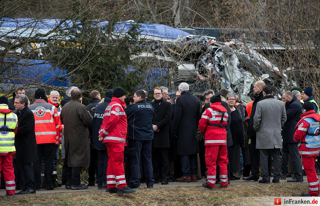 Der bayerische Ministerpräsident Horst Seehofer (M) und der SPD-Fraktionsvorsitzende im bayerischen Landtag, Markus Rinderspacher (l), stehen  am 10.02.2016 in Bad Aibling (Bayern) an der Unglücksstelle des Zugunglücks, bei dem am 09.02.2016 zehn Menschen ums Leben gekommen sind. Foto: Sven Hoppe/dpa