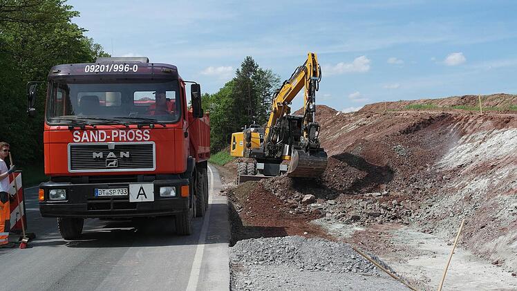 Mit dem Erdaushub wird das Gelände am Ende der Baustelle in Fahrtrichtung Bayreuth aufgefüllt