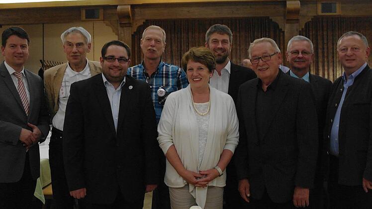 Die Vorstandswahl bei Rhönlink leiteten Sandro Kirchner (links) und Landrat Thomas Bold (rechts). Der Vorstand besteht aus Dr. Gerhard Schumm, Markus Stockmann, Reiner Morshäuser, Brigitte Meyerdierks, Jochen Vogel, Hans Bolender, Gotthard Schlereth. Foto: Stephanie Elm