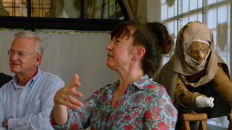 Kuratorin Nelo Lohwasser erläutert Exponate. Foto: Marion Krüger-Hundrup