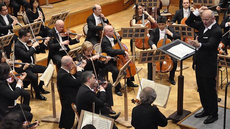 Eine wunderbare Symbiose Gerd Schaller und die Musiker des Staatsorchesters Braunschweig. Mit einem einzigartigen Konzert krönten sie ihre Zusammenarbeit. Foto: Peter Klopf