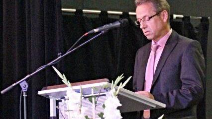 Elternbeiratsvorsitzender Ulrich Nembach bei seiner Rede
