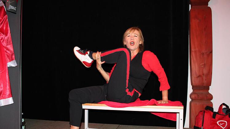 Stretching und Philosophie in einem: Angelika Beier alias Fannyunterhielt bestens in der Alten Darre. Foto: Häggberg