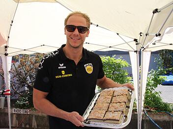 HSC-Spieler Stefan Lex verkauft Kuchen.Foto: Oliver Schmidt
