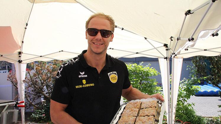 HSC-Spieler Stefan Lex verkauft Kuchen.Foto: Oliver Schmidt