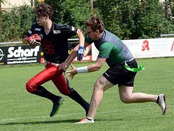 Hannes Staiger (li.) von den Herzo Rhinos wird von einem Spieler der Forstenried Deers attackiert, der versucht, dem Balltragenden eines der beiden Bänder aus der Hüfte zu ziehen.  Fotos: herzopress