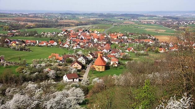 Blick auf Weingarts - in der Kirche St. Georg steht eine Innenrestaurierung an. Foto: Franz Galster