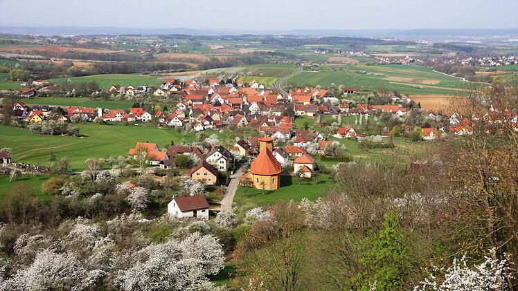 Blick auf Weingarts - in der Kirche St. Georg steht eine Innenrestaurierung an. Foto: Franz Galster