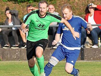 Der Islinger Tobias Knauer (links) l&auml;sst den Obersdorfer Christian Krauss hinter sich und st&uuml;rmt nach vorn. Foto: Gunther Czepera