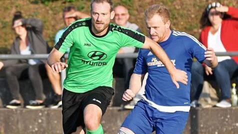 Der Islinger Tobias Knauer (links) l&auml;sst den Obersdorfer Christian Krauss hinter sich und st&uuml;rmt nach vorn. Foto: Gunther Czepera
