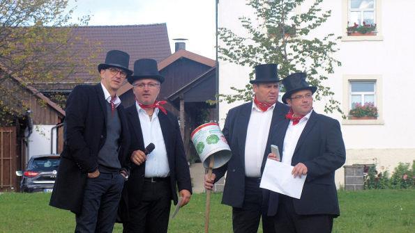 Ruhe vor dem Sturm - Kirchweihläwaafn Roland "Jack"  Schmidt (2.v.li) bereitet sich mental vor.Susanne Deuerling