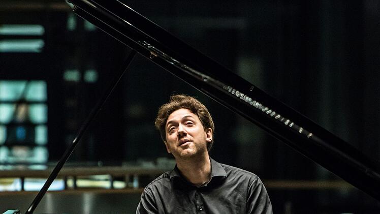 Zu Gast in Coburg bei der Gesellschaft der Musikfreunde: Der Pianist Benjamin Moser beeindruckte die Zuhörer bei seinem Solo-Abend im HUK-Foyer.Foto: Jochen Berger