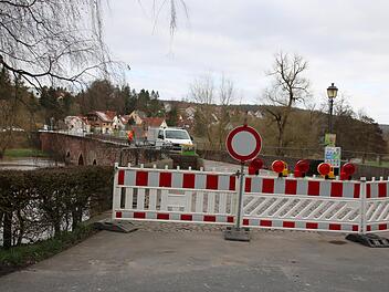 Mitarbeiter des Bauhofes bessern Schäden auf der alten Saalebrücke bei Euerdorf provisorisch aus. Foto: Ralf Ruppert