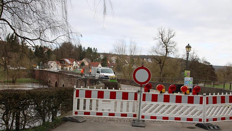Mitarbeiter des Bauhofes bessern Schäden auf der alten Saalebrücke bei Euerdorf provisorisch aus. Foto: Ralf Ruppert