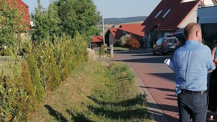 Die Entwässerungsgräben im Baugebiet "Eller IV" nahmen die Oberleichtersbacher Räte in Augenschein. Foto: Wolfgang Saam