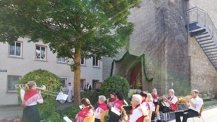 Gelobter Feiertag in Münnerstadt - Andacht am Oberen Tor. Foto: Heike Beudert