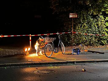 N&uuml;rnberg: Radfahrer bei Zusammensto&szlig; lebensbedrohlich verletzt - Auto f&auml;hrt einfach weiter