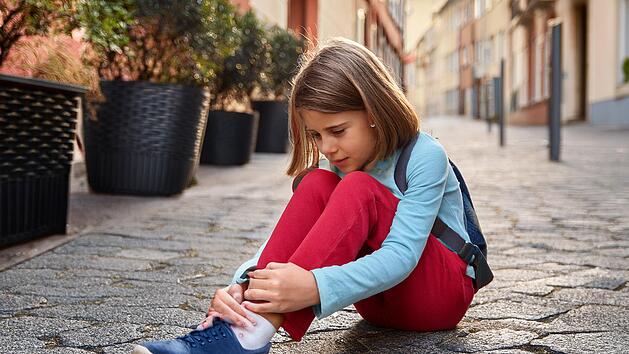 Kreis Coburg: Mädchen (7) fährt mit Tretroller auf Straße und wird von Auto erfasst