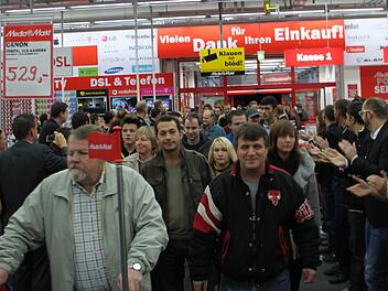 Als Media Markt  um punkt  6 Uhr seine Pforten öffnet, strömen rund 300 Kunden in den  Laden. Fotos: Alexander Hartmann