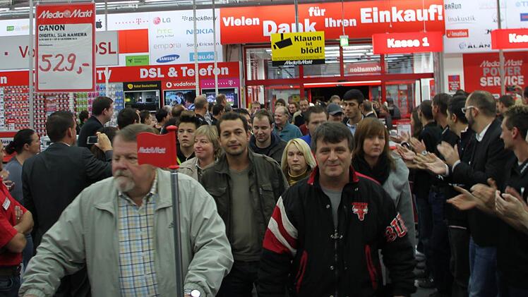 Als Media Markt  um punkt  6 Uhr seine Pforten öffnet, strömen rund 300 Kunden in den  Laden. Fotos: Alexander Hartmann