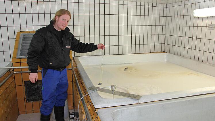 Robert Smith prüft im Gärkeller, wie stark sich der Zucker in Alkohol umgewandelt hat.  Foto: Schedel